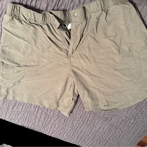 Columbia women’s L sandy river cargo shorts like new